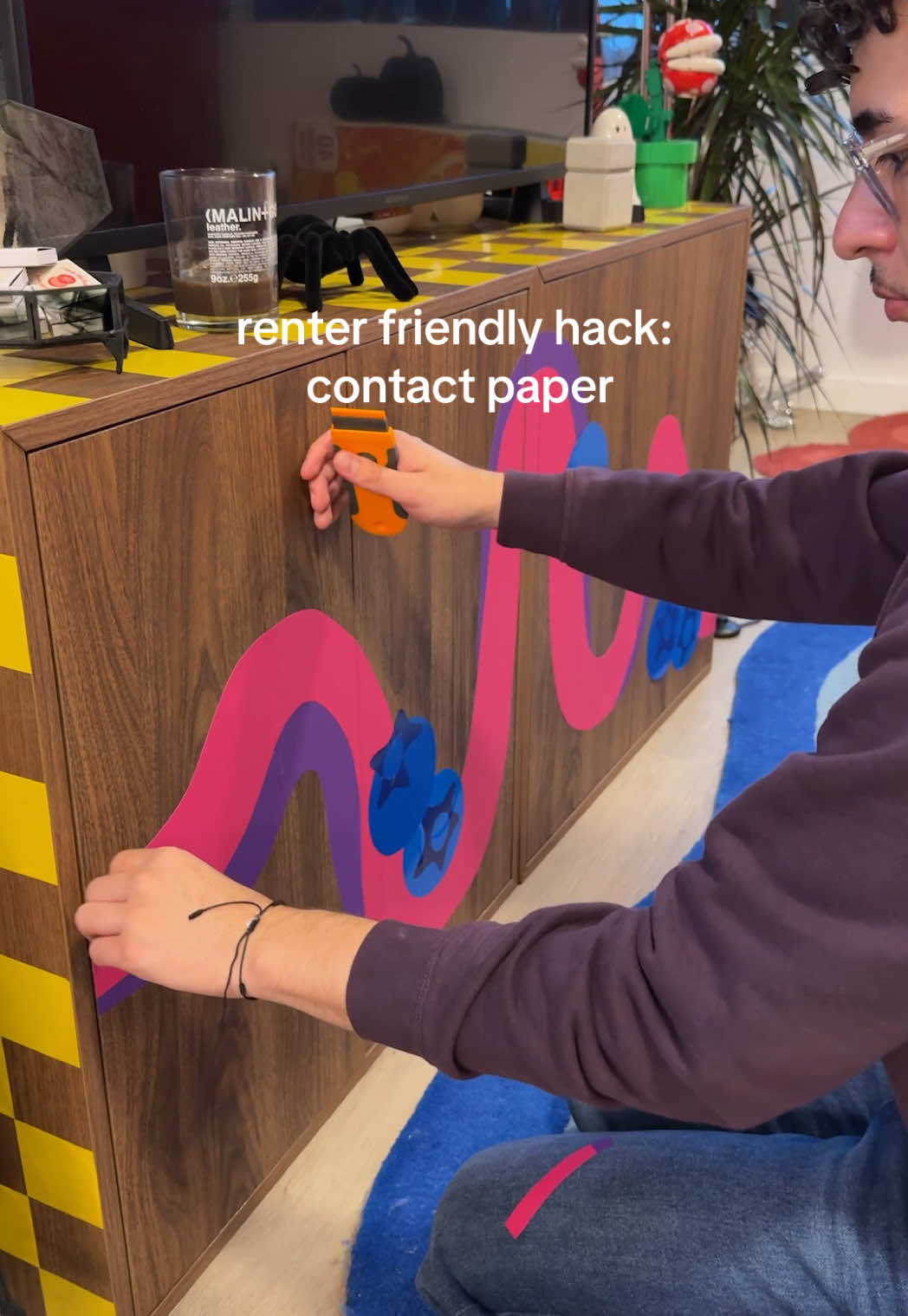 contact paper will ALWAYSS be my fav renter hack you can do so much with it! #renterfriendly #maximalistdecor #diyprojects 