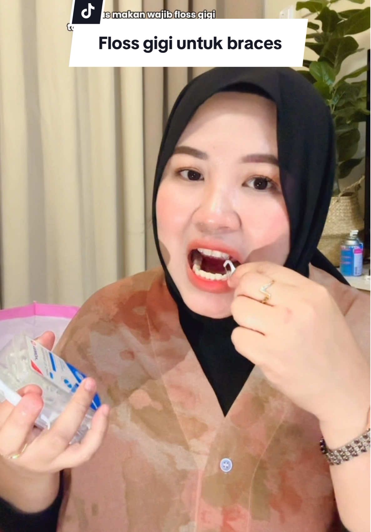 yg tak pakai braces pun boleh jer pakai tau buang taik gigi tu 