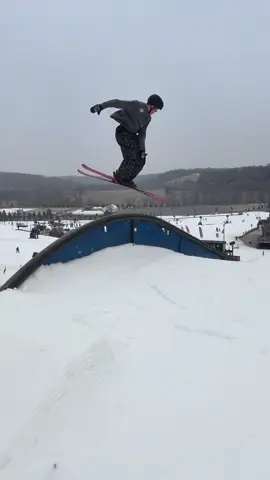 What’s better?! Skiing or snowboarding 😈 can’t wait to be on both this year.  #cloverjklv #skiing #snowboarding #jkarsteter #fyp 