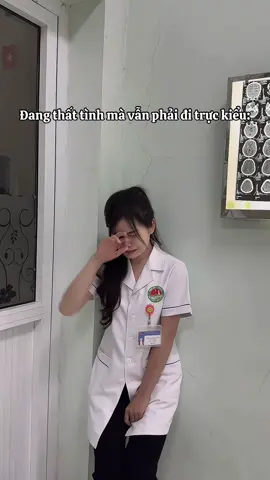 Đi trực cũng không yên nữa à lộn đang thất tình cũng không yên 🙃