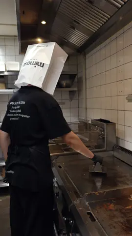 Mimoza on the head, spatula in hand.😋 #Burger #MimozaBurger #SmashBurger #RotterdamEats #RotterdamFoodie 