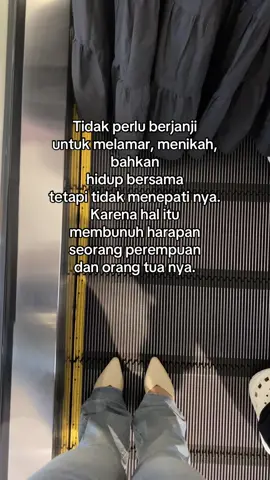 Sampai kapanpun rasa sakit ini gak akan pernah hilang dan gak bakalan pernah tau dengan cara apa menyembuhkan nya.