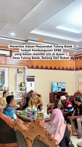 Bupati Lampung Timur menerima aspirasi masyarakat Dusun 1, Desa Tulung Balak, Kecamatan Batanghari Nuban, terkait pembangunan SPBE (Stasiun Pengisian Bulk Elpiji) yang belum memiliki izin resmi. Masyarakat menilai kegiatan pembangunan tersebut berpotensi membahayakan lingkungan sekitar. Sebagai tindak lanjut, Pemerintah Daerah melalui Dinas Penanaman Modal dan Pelayanan Terpadu Satu Pintu (DPMPTSP) akan segera melakukan peninjauan lapangan, khususnya berkaitan dengan Persetujuan Bangunan Gedung (PBG) yang menjadi kewenangan Pemkab Lampung Timur. Langkah cepat dan responsif ini merupakan bentuk komitmen pemerintah daerah dalam memastikan setiap pembangunan berjalan sesuai aturan serta menjaga keselamatan dan kenyamanan masyarakat. “Sakai Sambayan Membangun Lampung Timur” #bupatilampungtimur #infolampungtimur #lampungtimurmakmur #bersamamasyarakat #gerakcepatmbakela 