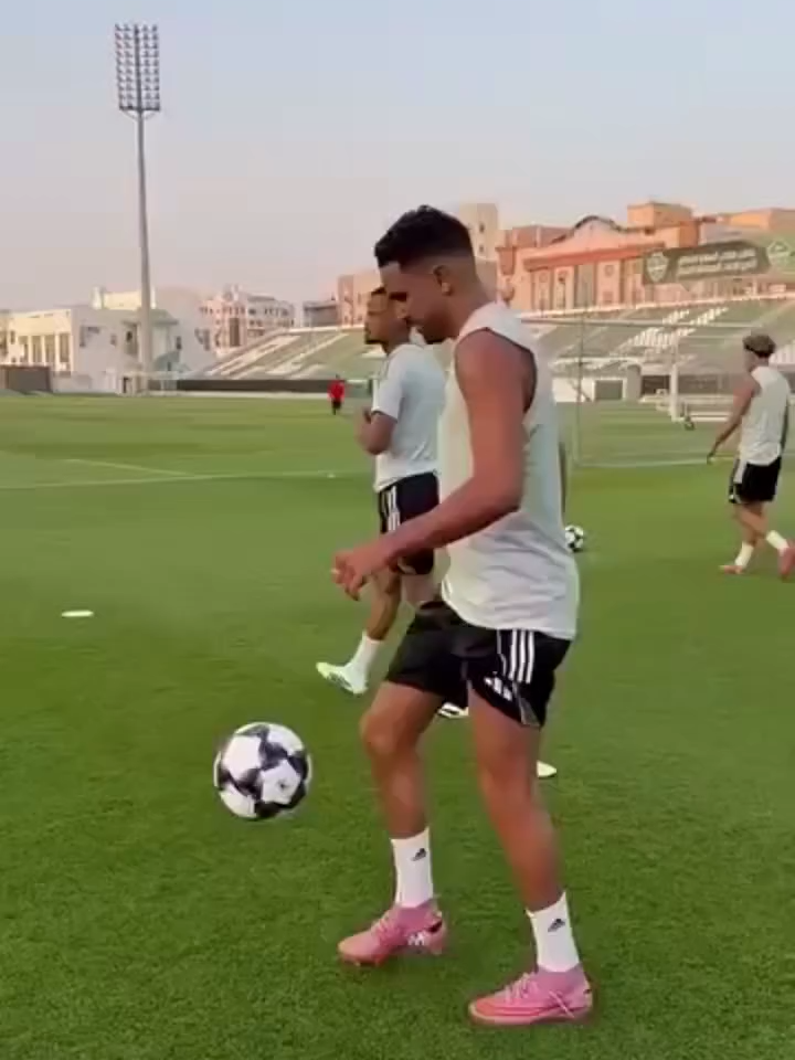 رياض محرز يستعرض مهاراته خلال التدريبات مع ناديه الأهلي السعودي 📷📷