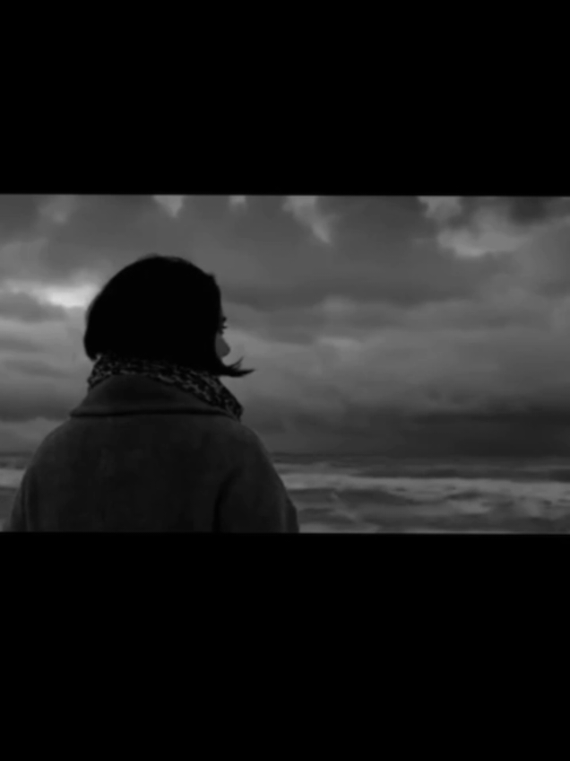 Bir yaprak daha düştü Bak yine dalından. Bir sayfa daha kapandı  Bu ömür kitabından. Mevsimlerden sonbahar  Dışarıda yağmurlar Akıyor durmadan Sanki gözyaşlarım kadar. Yalvarırım yağma yağmur,  Anılarım silinecek.  Zaten onsuz yaşanmıyor, Bu ömür nasıl geçecek? 🍁🍂         