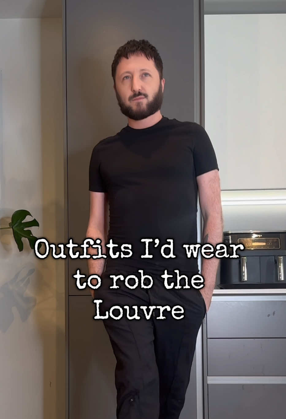 These are outfits I’d wear to rob the Louvre 🫠😉 Which of course I would never do … #fashion #louvre #jewellery #heist #paris 