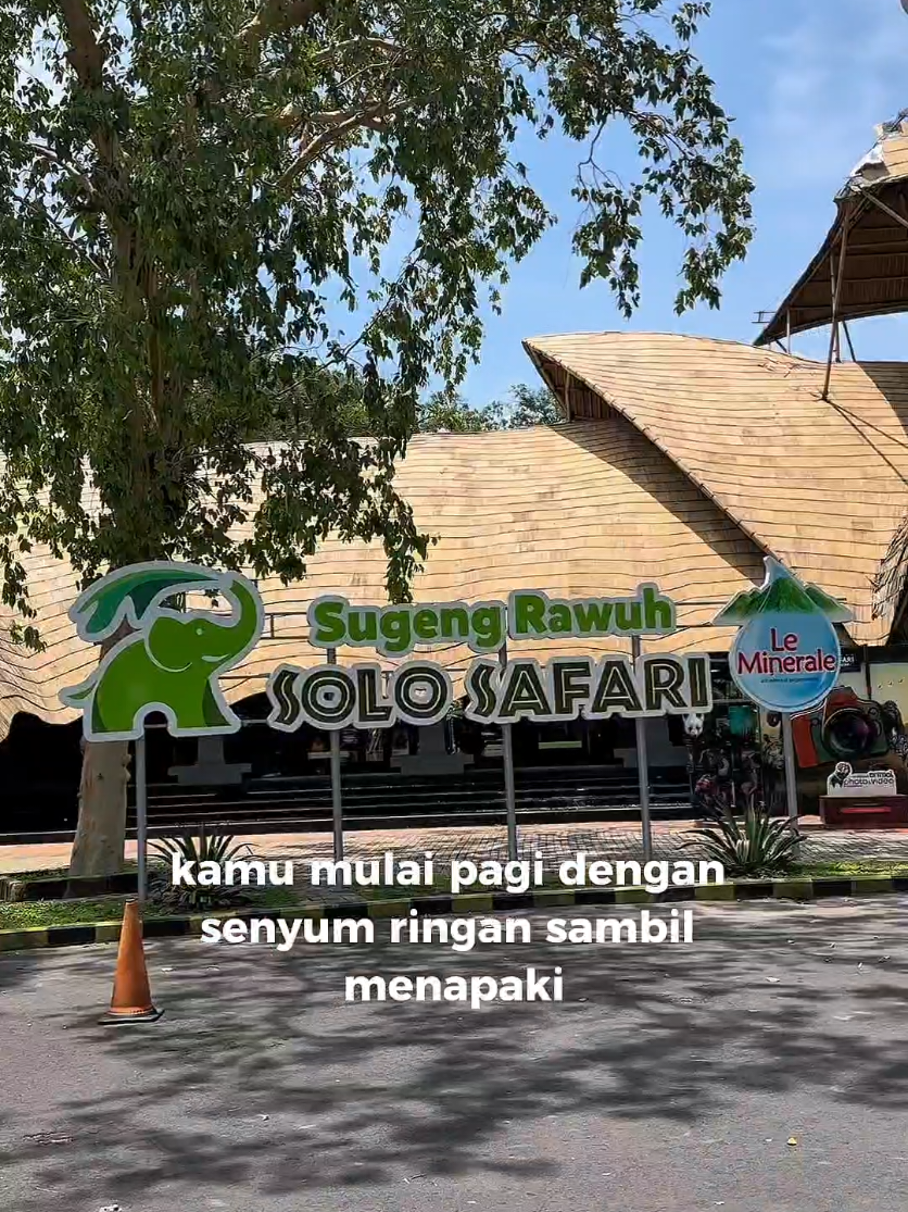 Bayangin kamu mulai pagi dengan senyum ringan sambil menapaki langkah ke Solo Safari — taman edukasi satwa seluas hampir 14 hektar di Surakarta yang dulunya dikenal sebagai Taman Satwa Taru Jurug. Kamu menyusuri jalur rimbun, menyapa kelinci lucu di petting zoo, melihat zebra atau harimau dari jarak yang aman, bahkan kalau beruntung bisa naik buggy atau zipline di zona Savannah.  . Waktu terasa cepat berlalu, dan saat matahari mulai merunduk, inilah saatnya check-in ke hotel yang udah siap menyambut: di Red Doorz Urip Sumoharjo Solo, lokasi strategis banget, cuma sekitar 3 menit dari Pasar Gede yang jadi pusat kota Solo—pas banget buat selesai jalan-jalan terus istirahat nyaman. Harga mulai dari kisaran seratus ribuan aja, dan jangan lupa pakai kode promo YUKNGINEP supaya tambah afdol lagi. Jadi, yuk atur agenda, jelajah satwa dulu, lalu tutup hari dengan rileks di kamar hotel — siap buat petualangan selanjutnya! . #RedTravelers
 #BukaSemuaPintu #RedDoorz #rekomendasisologurih #sologurih @reddoorzid 