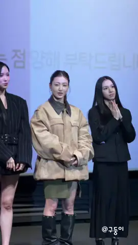 Kedipan mata Jihyo saat membaca banner untuknya yg bertuliskan 