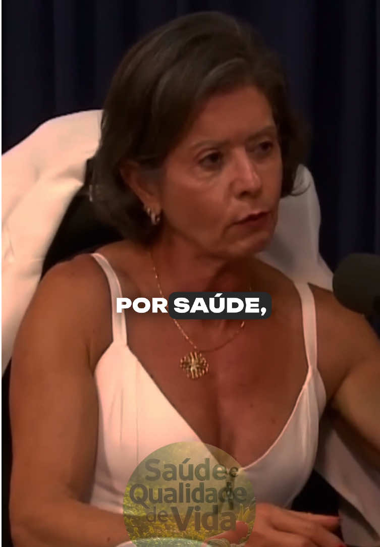Você já parou pra pensar que pra mudar de verdade, você vai ter que abrir mão de algumas coisas?  De sair todo fim de semana, de dormir tarde, de exagerar nas comidas e de viver dizendo “segunda eu começo”. No início, parece que você está perdendo algo… mas na verdade, está ganhando a si mesma de volta. Com o tempo, o que antes era sacrifício vira escolha. Você percebe que o prazer de cuidar do corpo é muito maior que qualquer fast food. Que acordar disposta, com a mente leve e a autoestima em alta, vale muito mais que qualquer prazer momentâneo. E o mais bonito é quando, sem perceber, você coloca aquela roupa que há tempos não usava… o shortinho, o vestido justo, a blusa sem medo. E olha no espelho e pensa: “Eu consegui. Eu me transformei.”  A academia te ensina isso — que o corpo muda, sim, mas o que muda mesmo é a forma como você se enxerga. Você não sente mais falta do que deixou pra trás, porque o que conquistou é muito maior: orgulho, confiança e amor-próprio. 🥰🍃 #academiamotivação #treinofeminino #saudefeminina #vidasaudavel #motivaçãoDiária 
