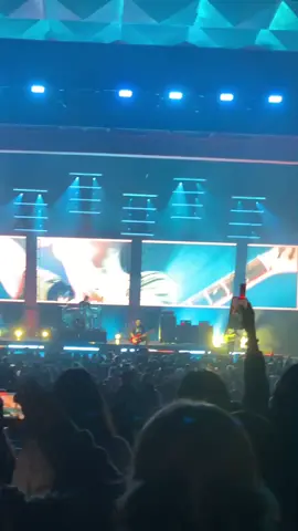 Core memory! Me and my sister on the screen singing one of the most emotional parts of Hold On Til May to eachother ❤️#piercetheveil #ichy #ichytour #ptv 