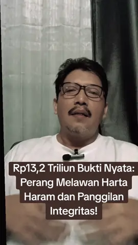 Rp13,2 Triliun Bukti Nyata: Perang Melawan Harta Haram dan Panggilan Integritas! kita bedah pesan Presiden Prabowo Subianto yang keras dan lugas: Integritas adalah Harga Mati! Presiden Prabowo baru saja menyaksikan pengembalian uang sitaan korupsi CPO senilai Rp13,2 Triliun. Angka ini bukan sekadar statistik, ini adalah bukti bahwa negara sedang berperang melawan ketidakjujuran, dan kita sedang menang! Inti pesannya? Pejabat yang lemah iman dan lemah akhlak, yang mengambil harta dengan mengorbankan rakyat, itu adalah Harta Haram! Beliau menegaskan, rezeki yang tidak baik ujungnya pasti membawa sengsara bagi pelakunya dan keluarganya. Ini adalah peringatan moral yang menusuk, menegaskan bahwa kekuasaan tanpa integritas adalah kehancuran. Tapi ini bukan hanya teguran, ini adalah Panggilan Kebanggaan! Kita bangga melihat komitmen ini. Kita bangga pada aparat penegak hukum yang berintegritas dan gigih mengembalikan hak rakyat. Dan kita bangga pada para pelayan publik yang setiap hari bekerja jujur, jauh dari sorotan kamera. Mereka adalah pahlawan integritas sejati! Pesan penting untuk penegak hukum? Punya Hati! Jangan tumpul ke atas, tajam ke bawah. Bela orang kecil, bela yang lemah. Ini adalah esensi keadilan yang kita perjuangkan! Jadi, apa yang bisa kita ambil sebagai inspirasi ? Rasa Bangga: Kita harus bangga bahwa lembaga penegak hukum kita semakin kuat, dan komitmen anti-korupsi di tingkat tertinggi semakin lantang. 13,2 triliun adalah bukti, bukan sekadar janji. Panggilan Integritas: Jika Anda seorang profesional, seorang pengusaha, atau bahkan seorang pelajar, pegang teguh integritas Anda. Ingat, 'rezeki yang tidak baik' tidak akan membawa kebaikan. Keberkahan sejati datang dari kejujuran. Kekuatan Rakyat: Kita, sebagai rakyat, juga punya peran. Terus awasi, terus suarakan, dan berikan dukungan pada pejabat serta aparat yang jujur. Kedaulatan negara adalah milik kita, rakyat, dan kita berhak menuntut yang terbaik. Mari kita jadikan pesan ini sebagai energi baru. Energi untuk menjadi pribadi yang beriman kuat, berakhlak mulia, dan berani menolak segala bentuk penyelewengan. Dengan jutaan anak bangsa yang memegang teguh prinsip ini, Indonesia akan menjadi kekuatan yang tak terkalahkan. #fyppppppppppppppppppppppp #fypシ゚ #prabowo #viral #tiktok 