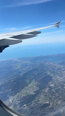 Fly with emirates.. ❤️ Dengan berbagai pertimbangan, akhirnya memutuskan untuk pilih maskapai @Emirates untuk penebangan pertamaku ke Amerika, karna ada kantor perwakilanya di Jakarta, bisa booking langsung, jadwal jelas bisa diakses langsung dari aplikasi, mau pilih makanan, kursi, konfirmasi, cek in pesawat bahkan merubah jadwal keberangkatan, mau maju atau mundur, pulangnya saya pilih transit semalam di Dubai, sekalian pengen tau keadaan dinegara itu, fee hotel, makan malam dihotel dan sarapan pagi, semua free dan makanan enak2 dan variatif, pastinya halal, ga ragu, selama diperjalanan selalu diberitahu waktu solat, semoga bisa terbang dengan @emirates lagi bareng orang2 tercinta 😍  #emirates #emiratesairlines #emirates🇦🇪 #a380 #a380airbus #dubai #losangeles 