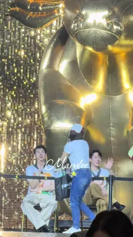 2025.10.12 Yinwar concert day2 hi-bye  vip啥也看不见 还好票多 坐到B区虽然远 但能看见👀 今天的hibye 好多了 也没第一天那么赶 贤贤沃沃好可爱@Anan Wong @warwanarat  #yinwar  #หยิ่นวอร์  #yinyin_anw  #warwanarat  #ดอกนีออนรอรักมื้อสอง 