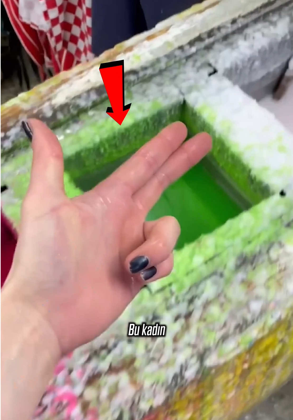 100 KAT MUM MU? 🕯️😳 ℹ️ BİLGİ: Parafin aslında birçok el kremi ve kozmetikte kullanılan bir madde. Eritilmiş hali cilde temas ettiğinde hemen yakmaz çünkü yüzeyde ince bir soğumuş mum tabakası oluşur ve bu tabaka ısıyı iletmeyi yavaşlatır. Yani cildin direkt sıcak sıvıyla değil, ısıyı yalıtan katı tabakayla teması olur. Bu yüzden ellerini erimiş muma batıran insanlar yanmadan bunu yapabiliyor. 🔬✨ (Ama lütfen denemeyin, sıcaklık kontrolü yapılmazsa ciddi yanık riski vardır.) •• Takip et, ilginç deneyleri kaçırma! ❤️