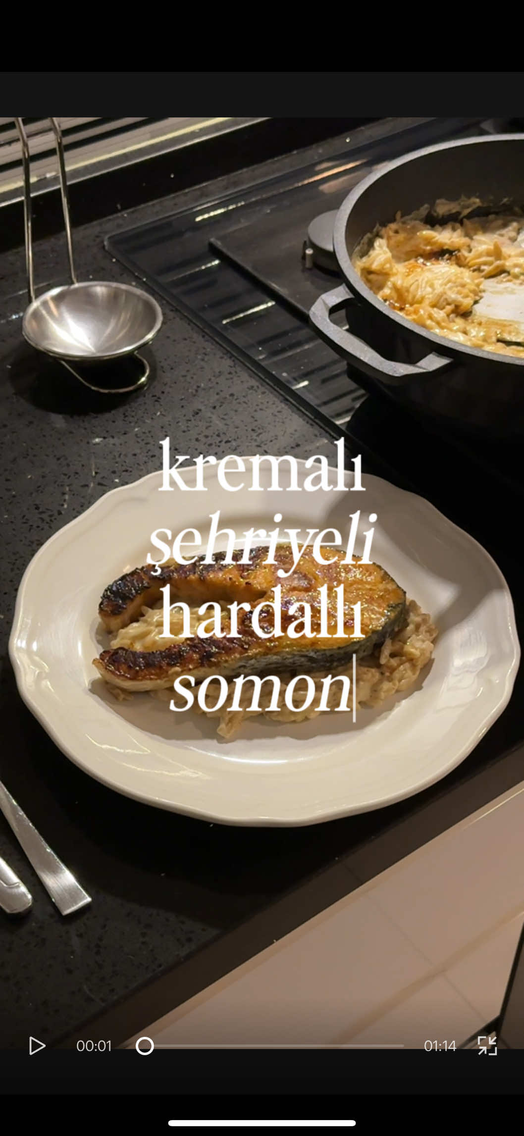 Bağımlı olduğum bi Somon tarifi 🫠 Gerçek elmas kristaliyle güçlendirilmiş BioDiamond döküm tencere ve tava ile çook rahat ve keyifli bi şekilde akşam yemeği hazırladım. Üstelik benim kriterlerimin de hepsini sağlıyor🫶🏻 Kolay temizlik, ısıyı eşit dağıtma ve dayanıklılık🤍  Deneyenlerden yorum bekliyorumm 🤍 Malzemeler: Somon Şehriye Soğan Krema Peynir Tuz, karabiber, pul biber, toz sarımsak Somon sosu için: Hardal, bal, zeytinyağı, limon, kırmızı biber Tarif: Somon için sosu malzemeleri karıştırarak hazırlayıp somonun iki tarafına sürüyoruz. Somonu çift taraflı pişirip kenara alıyoruz. Tereyağında soğanları biraz kavurup şehriye, tuz, karabiber, sarımsak ve pul biber ekliyoruz. Üstünü geçecek kadar su ekleyip kapağı kapatıyoruz. Şehriye pişince krema ve peynir ekleyip biraz karıştırıp somonu oturtuyoruz ve kapağı kapatıyoruz. Bi kaç dakika içinde yemeğimiz hazırrr 🤍🫶🏻 @karaca #reklam 