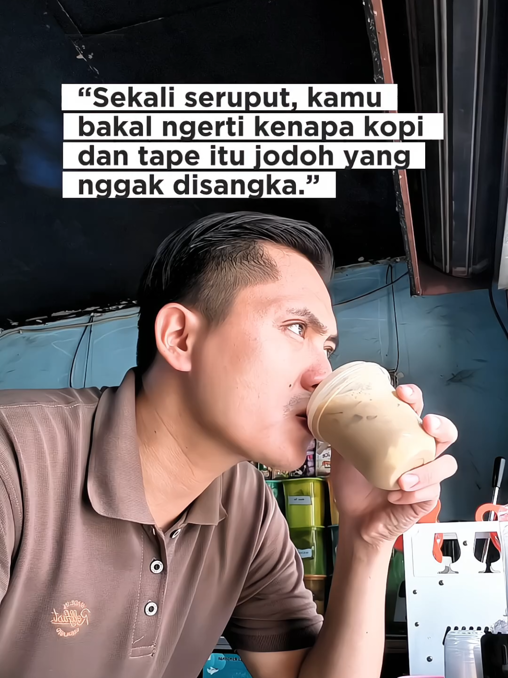Sekali seruput, kamu bakal ngerti kenapa kopi dan tape itu jodoh yang nggak disangka. Perpaduan espresso yang kuat, manis lembutnya gula aren, dan aroma khas tape bikin rasa kopi ini beda dari yang lain. Ini bukan sekedar minuman, ini cerita rasa lokal yang naik kelas. ✨ Cocok buat kamu yang suka eksplor rasa baru, atau wirausahawan yang lagi cari inspirasi menu unik buat usaha kopi. > ☕ Coba bikin sendiri dan rasakan sensasinya! Simpan postingan ini biar nggak lupa resepnya, follow n share komen💬 #EsKopiTapeAren #KopiLokalKekinian #KopiElegan #NgopiDenganCitaRasa #InspirasiKopi