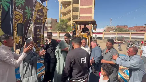 هوا في كده ياجدعان 🫣🫣😂😂السيد عبده عامل قلبان 😉 وهوراكب اللودر 😂😂😂