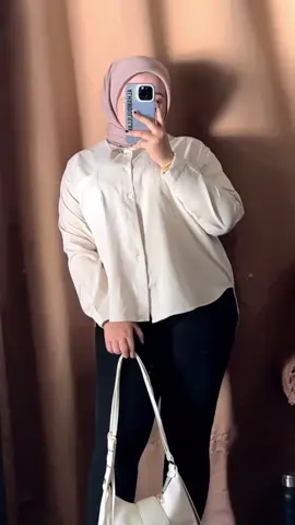 Sumpah lawa weh kemeja wanita ni 😍 simple je tapi nampak elegan gila! #blousemurah #kemejawanita #outfitideas 