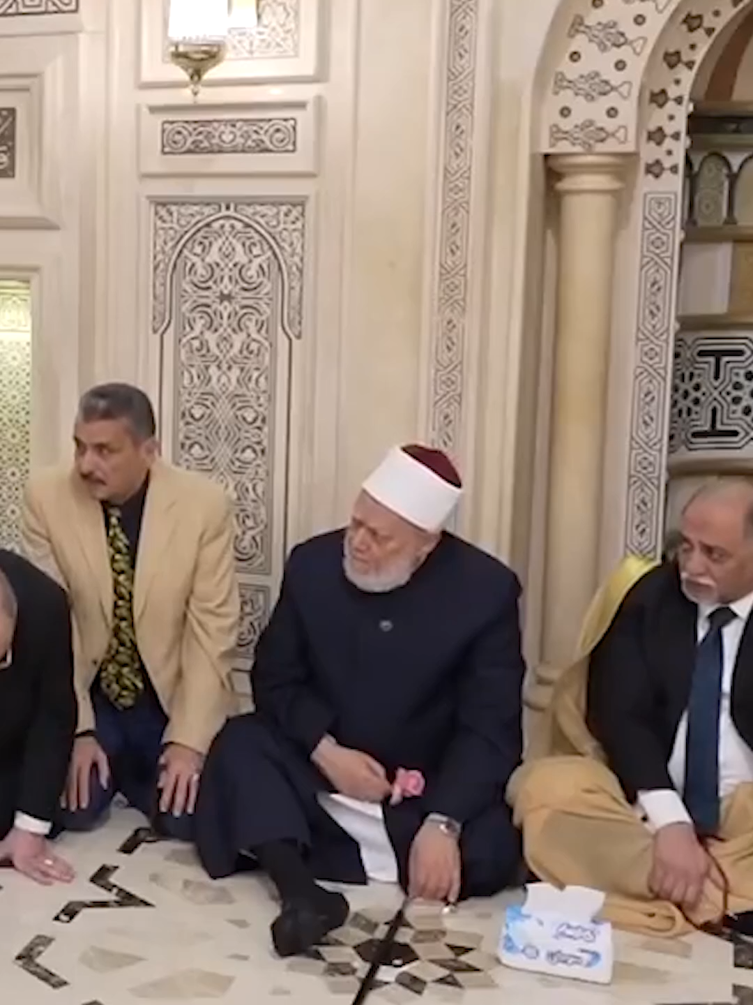 يا آل بيت رسول الله حبكم فرض من الله في القرآن أنزله من المقام الحسيني الشريف د. #محمد_وسام