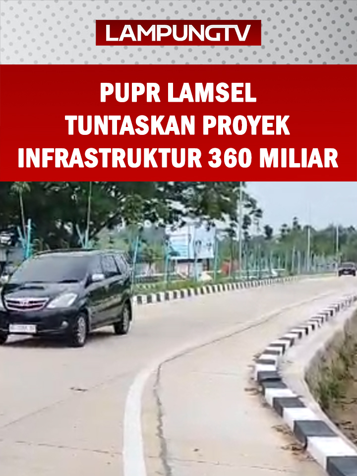 KALIANDA (20/10/2025) – Dinas Pekerjaan Umum dan Penataan Ruang (PUPR) Lampung Selatan menuntaskan pembangunan infrastruktur strategis daerah. Ratusan pekerjaan tersebar di berbagai wilayah hampir rampung dan beberapa proyek sudah 100 persen. Pembangunan jalan, jembatan, dan irigasi menjadi prioritas utama tahun ini. Proyek infrastruktur tersebut memperlancar mobilitas masyarakat, mempercepat distribusi barang serta memperkuat konektivitas antarwilayah. Proyek-proyek ini meliputi jalan tembus Bulok, akses Tol Kalianda, dan Jembatan Suak. Sekertaris Dinas PUPR Lampung Selatan Adolf Chepy Bahuga mengungkap alokasi anggaran Rp360 miliar terbagi 422 paket pekerjaan. Proyek-proyek tersebut mencakup pembangunan bangunan, jalan, dan jaringan irigasi. Dari total paket tersebut, puluhan proyek telah rampung. Pembangunan terfokus jaringan irigasi untuk memperkuat sektor pertanian sebagai tulang punggung perekonomian Lampung Selatan. Perbaikan dan pembangunan saluran irigasi dapat meningkatkan produktivitas pertanian, mengurangi potensi gagal panen serta memperkuat ketahanan pangan. Lampung Selatan juga meggarap lima proyek strategis dan mendapat pengawasan langsung dari Komisi Pemberantasan Korupsi (KPK). Tiga di antaranya telah rampung yaitu pengadaan mobil tinja, pembangunan Jalan Raden Intan–Exit Tol Kalianda serta Jalan Sukamarga–Bulok. Sementara proyek Jalan Pardasuka–Suban dan Jalan Bumirestu–Trimomukti ditargetkan selesai sesuai jadwal. Langkah percepatan pembangunan ini diproyeksikan dapat menopang pertumbuhan ekonomi daerah. Infrastruktur yang semakin memadai mampu memperkuat konektivitas, memperlancar aktivitas ekonomi serta meningkatkan kesejahteraan masyarakat Lampung Selatan. @lampungtelevisi.com