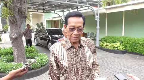Momen Gubernur DIY yang juga Raja Kraton Yogyakarta, Sri Sultan HB X membercandai wartawan yang handphonenya jatuh ketika di tengah wawancara. Meski sedang menjawab pertanyaan serius, namun Sultan tetap punya sense bercanda pada perwarta yang kesehariannya berada di Kepatihan. #sultan #srisultan #jogja #sultanbercanda #DIY 