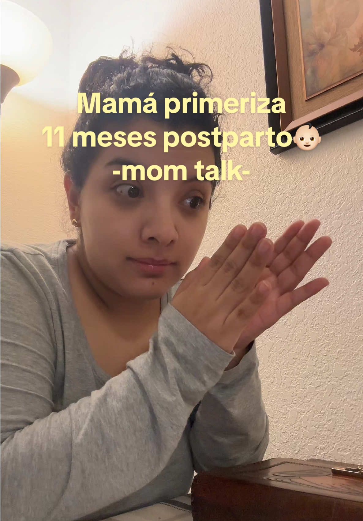 Hello chicas✨🩷 hoy amanecimos en día 2 de periodo luego de 11 meses postparto 🥹🩸 Ezequiel ya va a cumplir 1 año y no encuentro el agujero en el tiempo que se llevo ese año 🕳️😣 miro atrás y nos veo en la camilla del hospital y el frente a mi en su cunita durmiendo envuelto cual tamalito👶🏻❤️ ando súper nostálgica… serán las hormonas y Andrés que me tienen así 🥹🥹🥹 