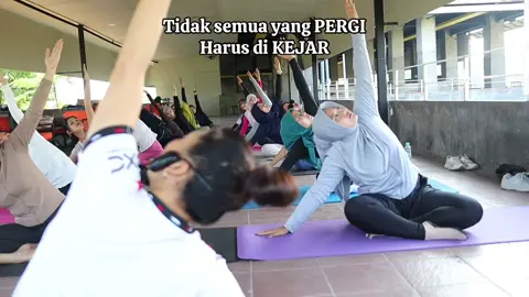 Kejar fleksibilitas dulu bareng Yoga-in Mojokerto dulu #yogadimojokerto #kelasyogamojokerto #komunitasmojokerto #yogamojokerto #kelasyoga 
