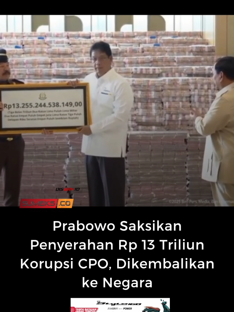 Presiden RI Prabowo Subianto menyaksikan penyerahan uang Rp 13 triliun terkait kasus dugaan korupsi ekspor crude palm oil (CPO) yang sudah disita Kejaksaan Agung (Kejagung) ke negara.  Penyerahan uang triliunan rupiah itu digelar di Gedung Kejaksaan Agung, Jakarta, pada Senin (20/10/2025). . . . Baca Selengkapnya https://sumeks.disway.id/ #viralpalembang #prabowo #purbaya #kejagung #tiktokberita 