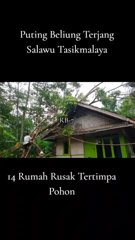Puting Beliung Terjang Tasikmalaya: 14 Rumah Rusak, Tertimpa Pohon  Tasikmalaya – Bencana angin puting beliung disertai hujan deras melanda Desa Sundawenang, Kecamatan Salawu, Kabupaten Tasikmalaya, pada Senin (20/10/2025) sekitar pukul 15.30 WIB. Cuaca ekstrem ini menyebabkan kerusakan pada sedikitnya 14 rumah warga, tersebar di delapan RT di enam kampung. Relawan Badan Penanggulangan Bencana Daerah (BPBD) Kecamatan Salawu, Zaenudin, menyebutkan bahwa angin kencang menerjang Kampung Margahayu, Cijambu, Ciroyom, Cileles, Limusnunggal, dan Sukasari. “Angin datang tiba-tiba dan berlangsung singkat, tapi cukup kuat hingga menumbangkan pohon dan merusak rumah warga,” ujar Zaenudin saat ditemui di lokasi kejadian. Meski dampak kerusakan cukup signifikan, tidak ada laporan korban jiwa. Warga yang terdampak segera melakukan evakuasi mandiri dibantu aparat RT dan RW setempat. Pembersihan puing-puing dan pohon tumbang dilakukan menggunakan peralatan seadanya. Sejumlah rumah mengalami kerusakan pada bagian atap dan dinding akibat tertimpa pohon dan terpaan angin. Dokumentasi kerusakan telah dikumpulkan oleh relawan dan aparat desa sebagai bahan laporan ke pihak berwenang untuk tindak lanjut bantuan. Peristiwa ini menjadi pengingat pentingnya kesiapsiagaan menghadapi cuaca ekstrem, terutama di wilayah rawan bencana seperti Tasikmalaya. #putingbeliung #rumahrusak #tasikmalaya 
