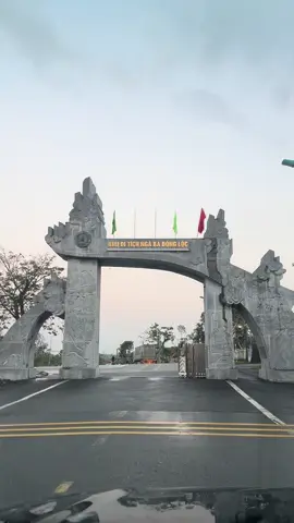 Tình cờ đi công tác qua ngã 3 đồng lộc … nơi hi sinh 10 cô gái thanh niên xung phong năm ấy … và cũng ngày hôm nay 20/10 xin gửi bó hoa trắng tràn đầy biết ơn và tâm tư cảm ơn người anh hùng đã ngã xuống bảo vệ dân tộc ….