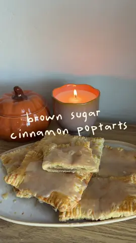 saw this recipe online and knew I needed to make them immediately 🍂🕯️🧸 I will be making them again!!  •Also meant to say bake time 15-20 min!  #poptarts
