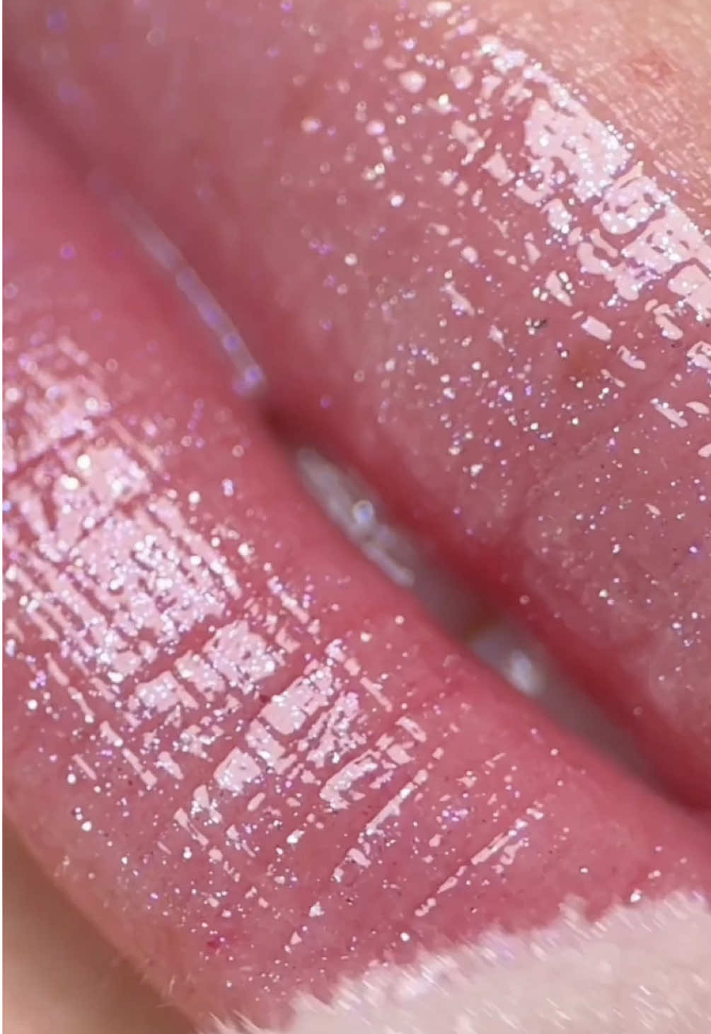 Your favorite dessert, now in a Lip Oil 🍰💋 Soft shine, zero crumbs, and 100% glittery goodness ✨  Treat yourself to our “Birthday Cake” Lip Oil @Ulta Beauty, @Amazon, and winkylux.com 💕