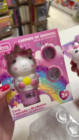 Novo vício de papelaria: Carimbo de adesivos Tilibra! Um clique e pronto—adesivo perfeito 😍  #tilibra #papelariafofa #unicornio #adesivos #foryou 