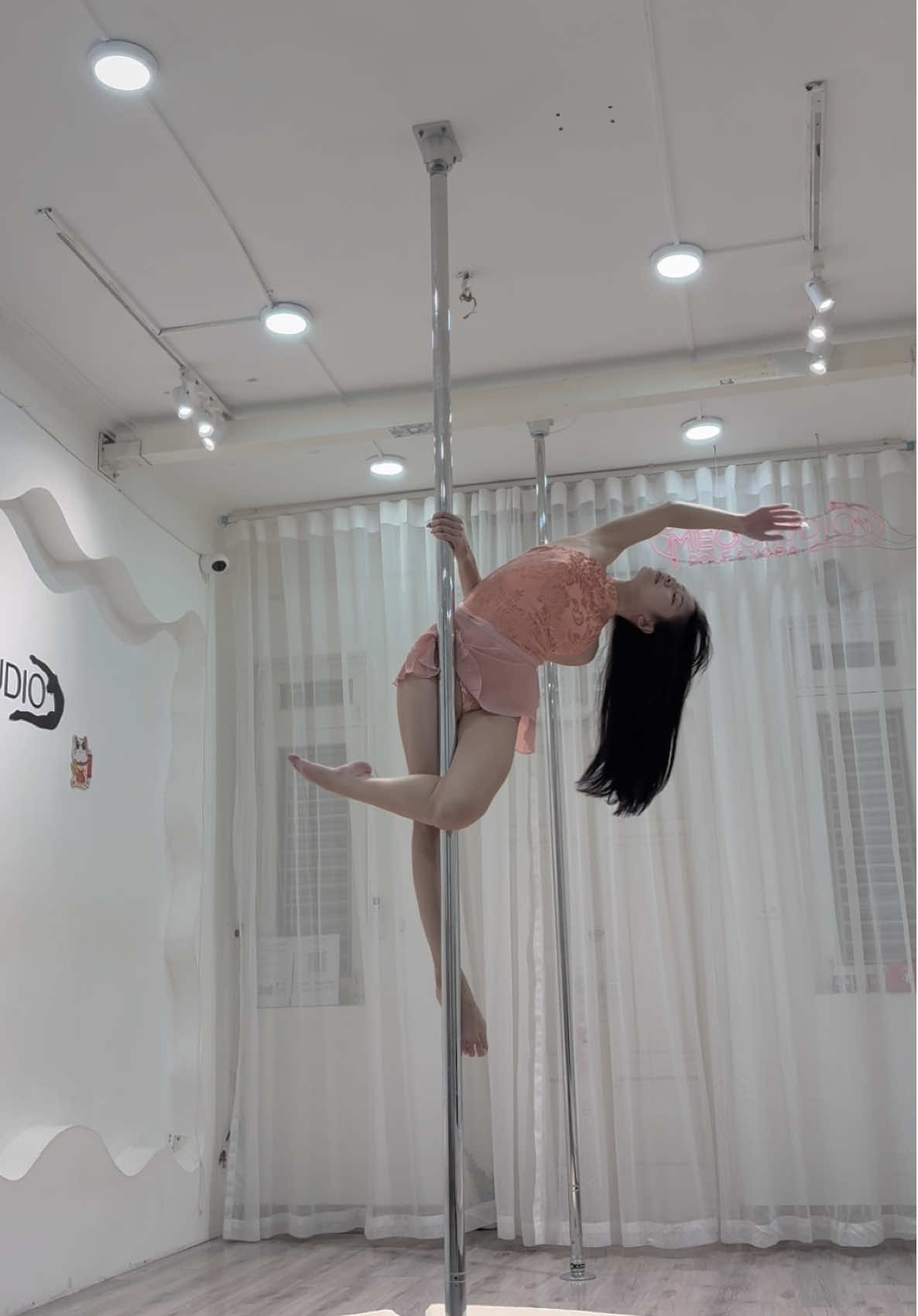 Đaooo lưng 🤣 #mieepoledance #mieedancing #poledance #muacot #freestyle 
