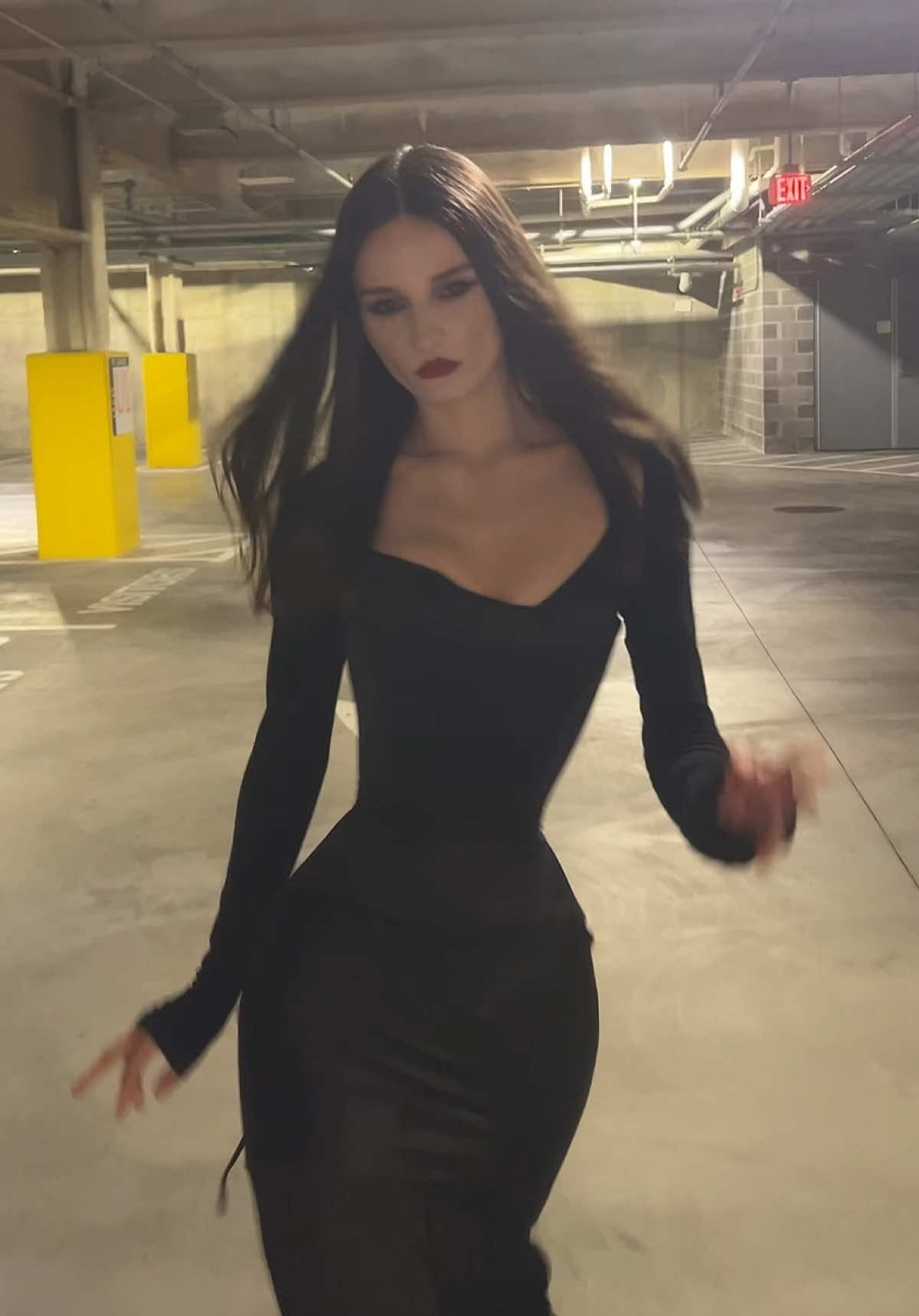 can you guess who i’m dressed up as? lol 🧛🏻‍♀️i’ll answer the right comment 🖤 #model #fashion #modeling #Runway #halloween 