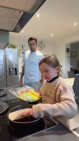 Facile est rapide ✨2 tortillas✨2 œufs✨tomates couper ✨thon✨sel,poivre ✨persil ✨mozzarella râpée ✨faire cuire  feu doux 5 à 8 minutes de chaque côté !!puis déguster !!🤣🤣