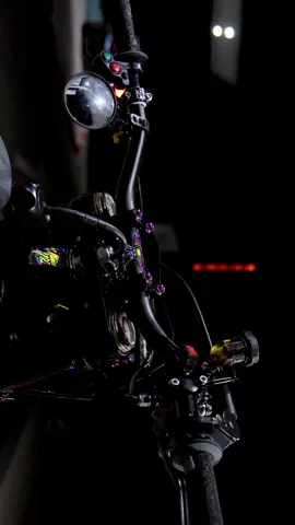 Insane 250YZ 🤩 . @stelartbike.co TITANE 💪 . .  @AlienArts -10% sur ta commande avec mon code « LUCASDT10 » 👽 @FIFTY50cc -5% sur ta commande avec mon code « LUCASDT10 »  @blracing_officiel pour les impression 3d SUPERMOT  . . #yamaha #moto #supermot #supermotard #250cc           