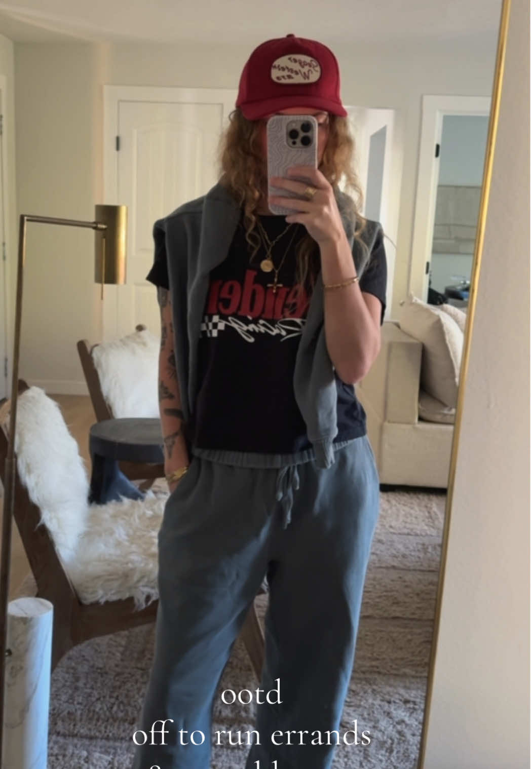 Lazy Sunday sweats, with an unexpected shoe to keep it interesting and chic 💋 #casualoutfits #momstyle #outfitinspo #OOTD #toddlermom 