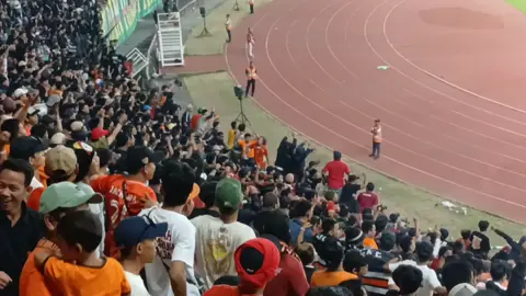 Berasa main di Kandang diperbolehkan ngechants, memakai atribut, memasang spanduk dan lain-lain. Terimakasih Persebaya, Bonek dan pihak-pihak yang ikut merealisasikan Pertemuan ini baik kesempatan, Sambutan dan Keramahan yang disajikan kemarin. Cerita baik ini harus dipublikasikan, Kabar baik ini harus   dikabarkan bahwa sejatinya Sepakbola adalah Alat Pemersatu Bangsa. Salam Jempol Telunjuk. Salam Satu Nyali, Wani! Saksikan Selengkapnya di YT Kotanya Para Pemenang. #persija #persebayavspersija #persijajkt #persijaselamanya #persijajkt 