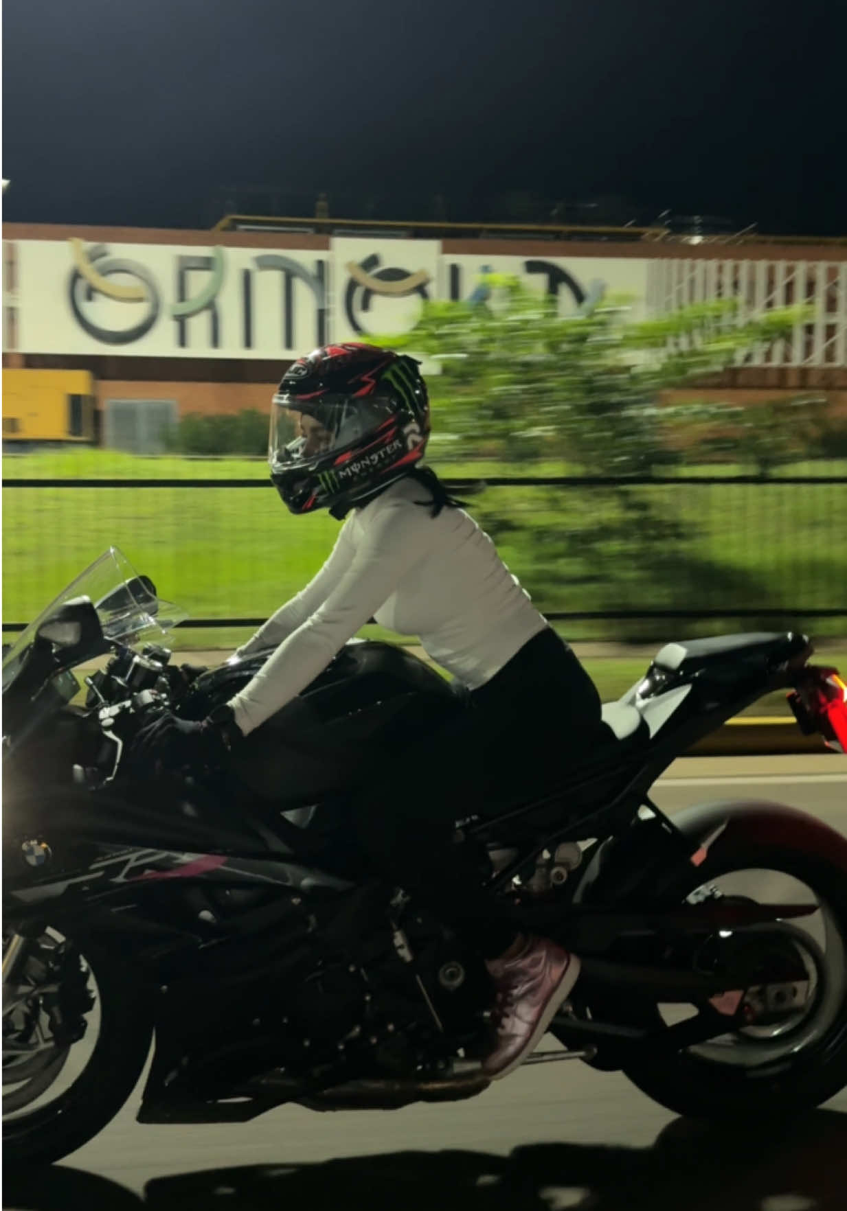 @jhsbiker 🩷 #moteraspuertoordaz #bmwmotorrad #bmws1000rr #puertoordaz #bikergirl 