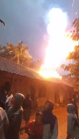 Petir menyambar rumah 2 kai🔥
