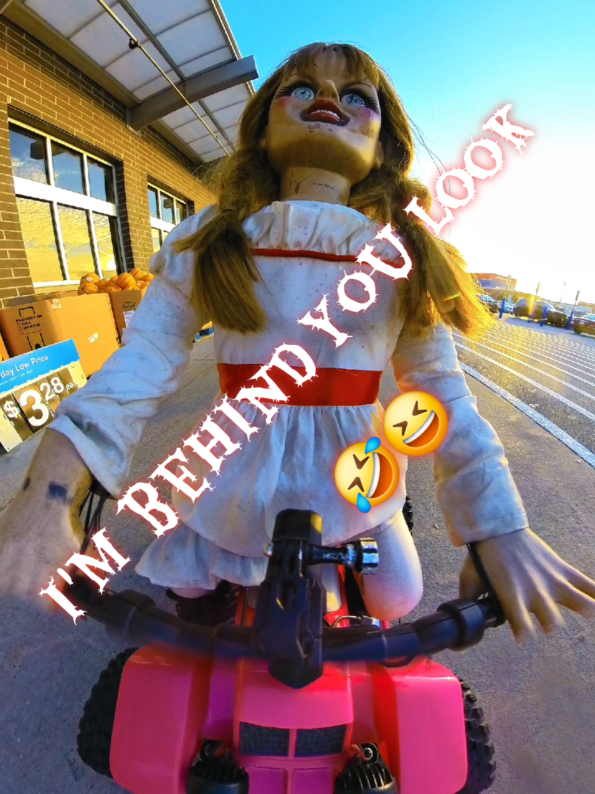 Annabelle is behind you look!!! #fyp #funnyvideos #annabellemovie #funnyvideos #fypシ゚viral #horrormovies #horrifying #trikortreat 