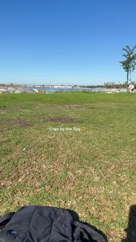 Yoga + ocean breeze + sunshine = bliss 🌊🧘‍♀️ Donation-based class on Mission Bay 💛 #yogalove #missionbay #sandiegoyoga 
