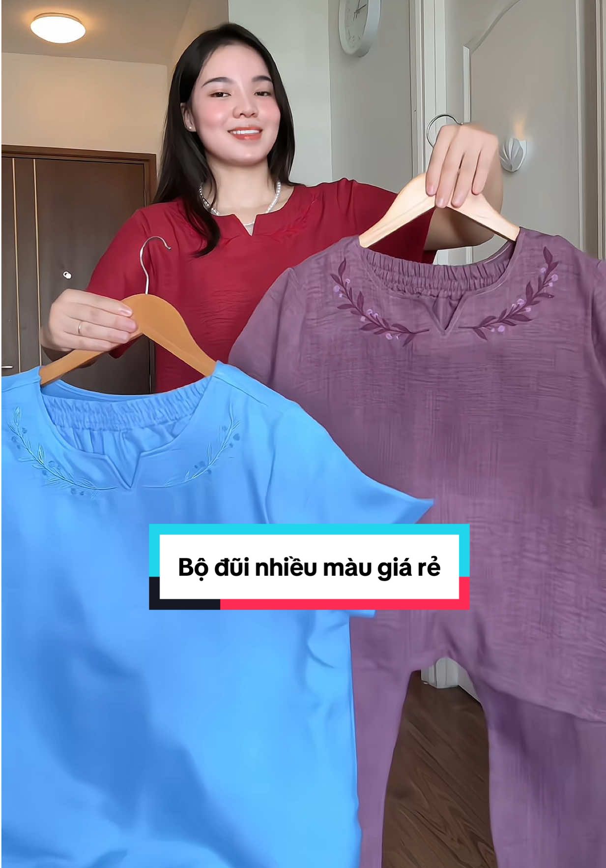 Trả lời @Mặt Trăng Lú Mặt Trời dạ có gần 10 màu, đủ sáng tối cho các mẹ ạ. Chất đũi bộ này mềm mát, mẹ mặc thích lắm luôn#emnhungne #thơitrangtrungnien #dotrungnien #dobotrungnien  @Em Nhung Nè 