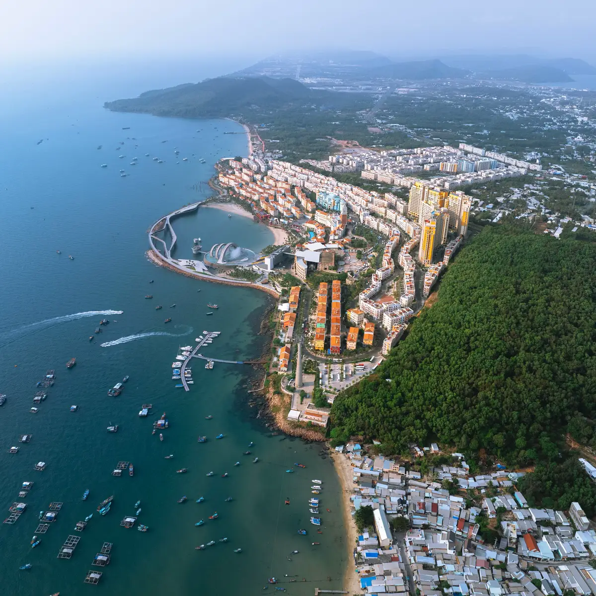 Ảnh chụp trên cao - Sunset Town Phú Quốc. Nay siêng làm vài tấm ảnh thay vì reel :)). Phú Quốc vừa được Condé Nast Traveler bình chọn top 3 thế giới tại giải thưởng Reader Choice Awards 2025. Nhận định Phú Quốc là 