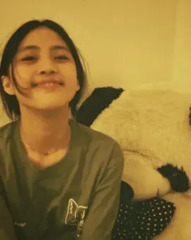 Senyumanmu masih sering datang di pikiranku, bukan karena aku belum lupa, tapi karena aku masih ingat terlalu baik. Aku udah coba ikhlas, tapi tiap kali bayangan itu muncul, rasanya kayak waktu berhenti sebentar, buat ngingetin aku betapa berharganya kamu #gabriellaabigail #ellatheria #zntclip #fyp #ellajkt48 