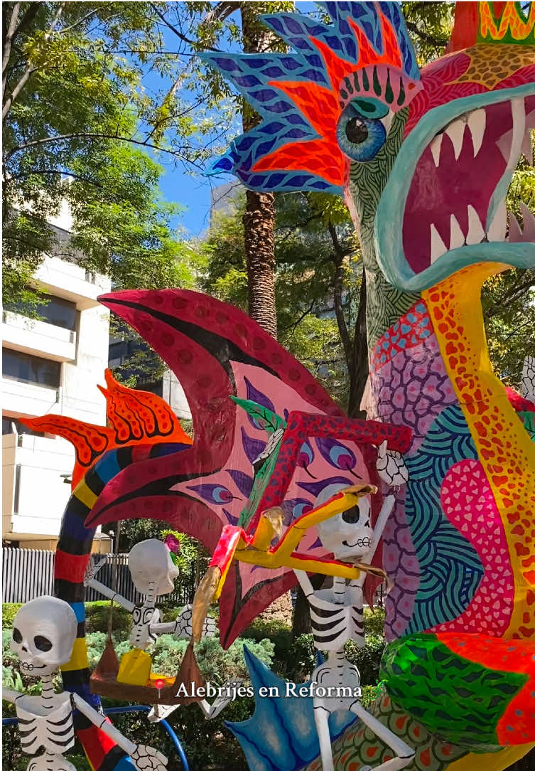 Alebrijes en Reforma 🦎💛💀💜 #mexicocity #cdmxlife #diademuertos #alebrijes #reforma 