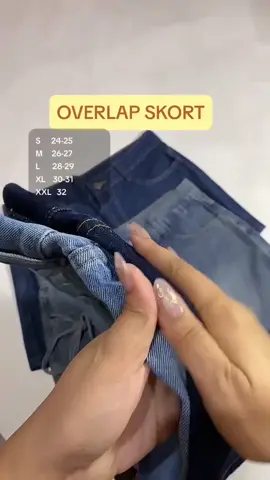 Check out this denim skirt! High-waisted and A-line cut for that chic, sexy look. Mall quality pa, mga sis!