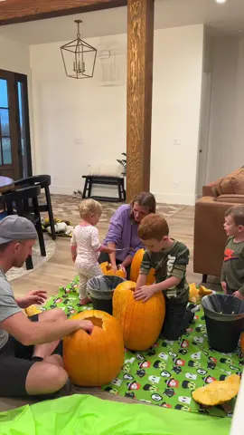 Come pick out pumpkins at @mcfarlandfamilyfarms and carve them with us! Trying to get everything done off our Fall family bucket list! 🤞🎃