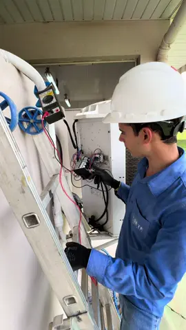 Piso teto liga e depois desliga, problema no pressostato. #arcondicionado #treinamento #carrier #eletrica #resolvido 